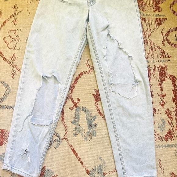 Levi Distressed Mom Light Wash High Waist Jeans Size 31 - Picture 2 of 10